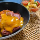 ローストビーフ丼にとろ〜り卵黄をオン！