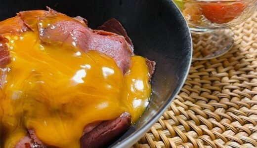 ローストビーフ丼にとろ〜り卵黄をオン！