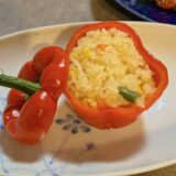 冷凍エビピラフをパプリカに詰めてみたよ